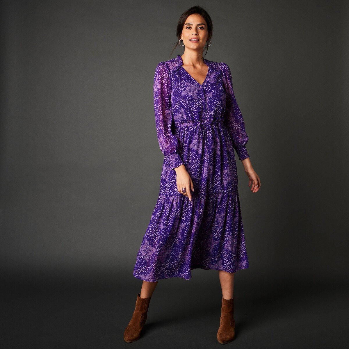 Dlhé volánové šaty s minimalistickým vzorom fialová ražná 36